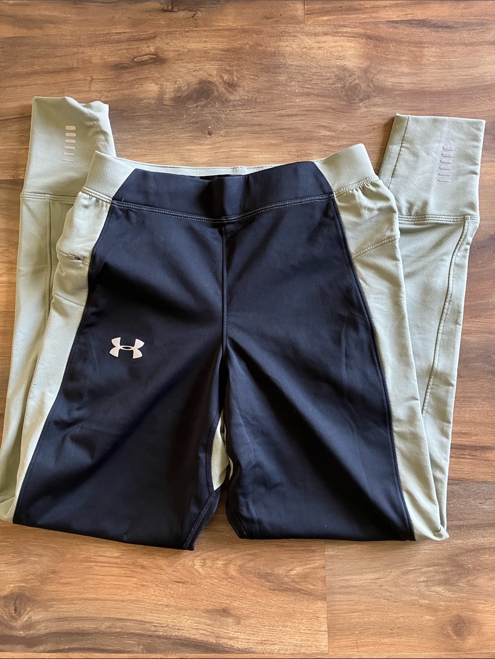 UNDER ARMOUR LEGGINGS 
SIZE SMALL
BLACK AND SAGE
EX CONDITION